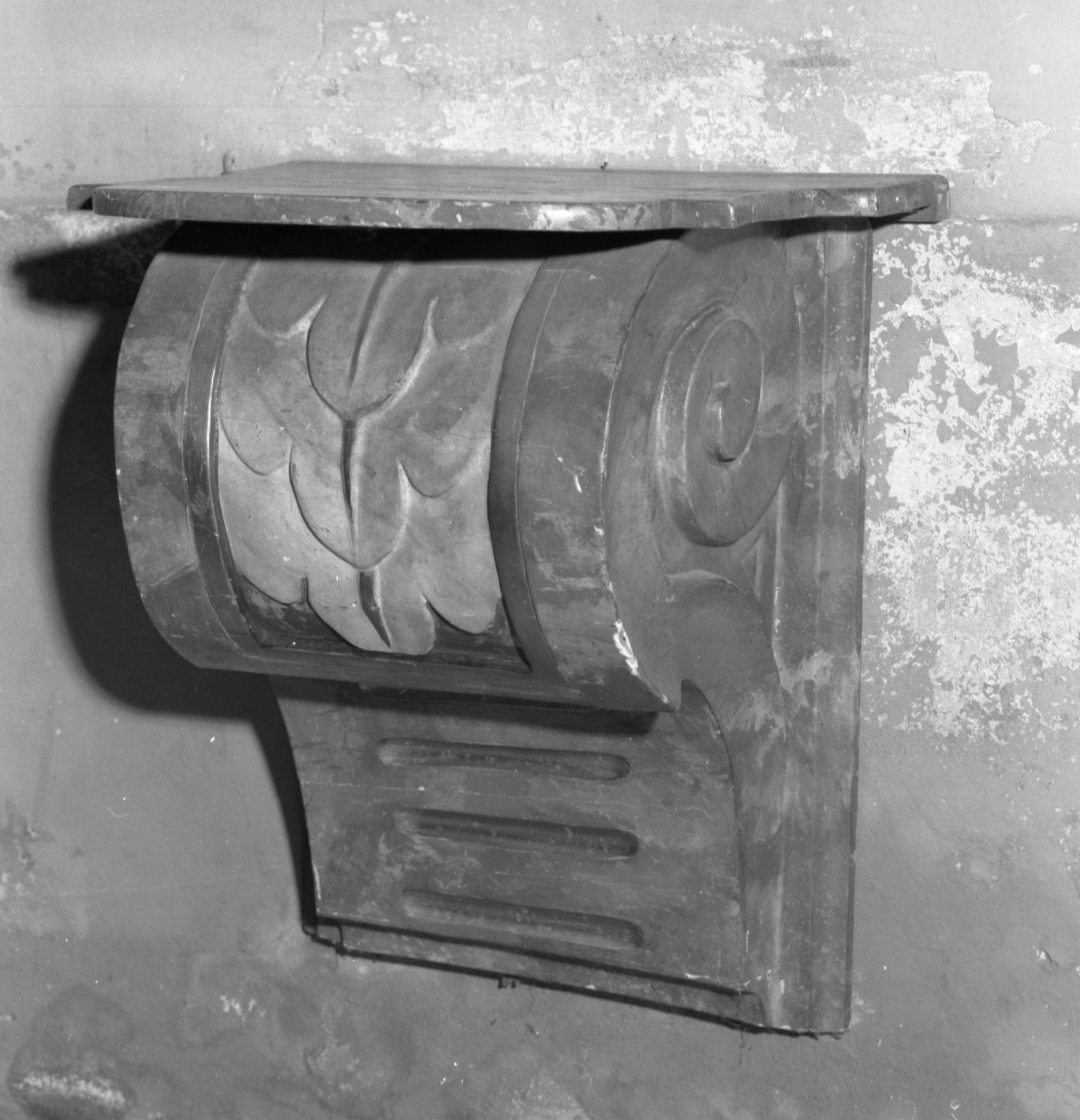 mensola - a voluta - bottega emiliano-romagnola (primo quarto sec. XVII)