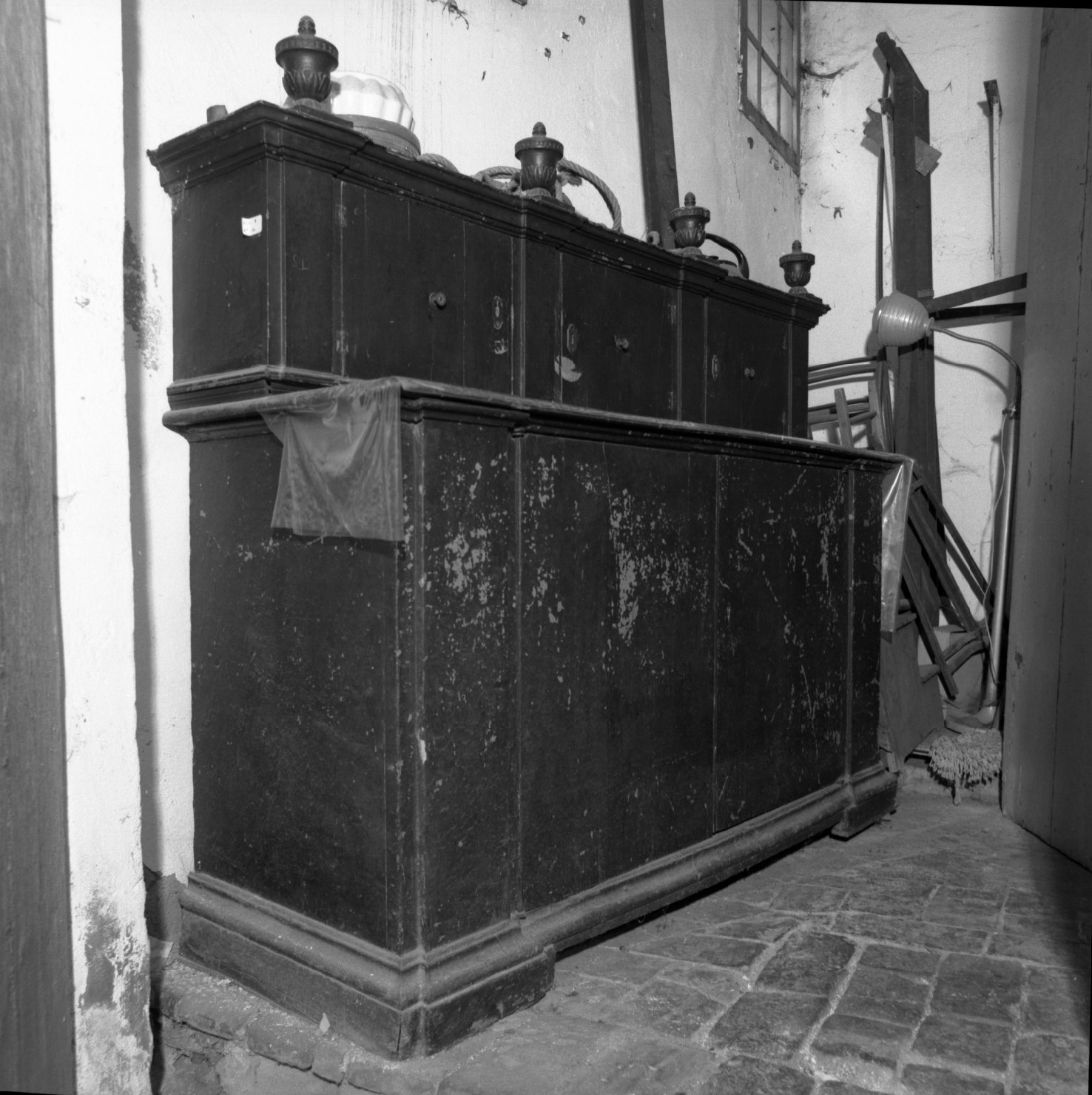 mobile da sacrestia con alzata - bottega emiliana (seconda metà sec. XVII)