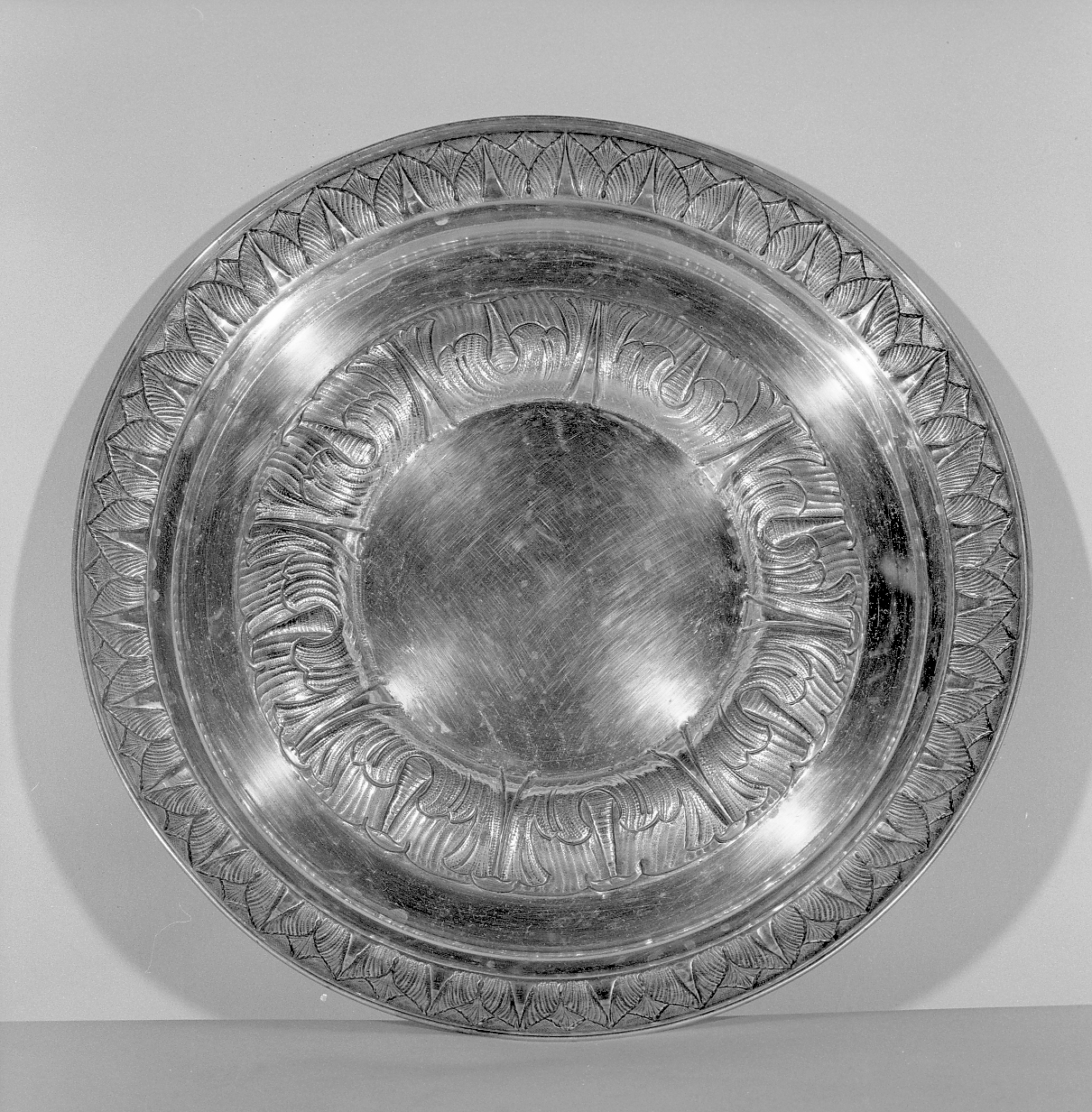 piatto per elemosine - produzione italiana (prima metà sec. XX)