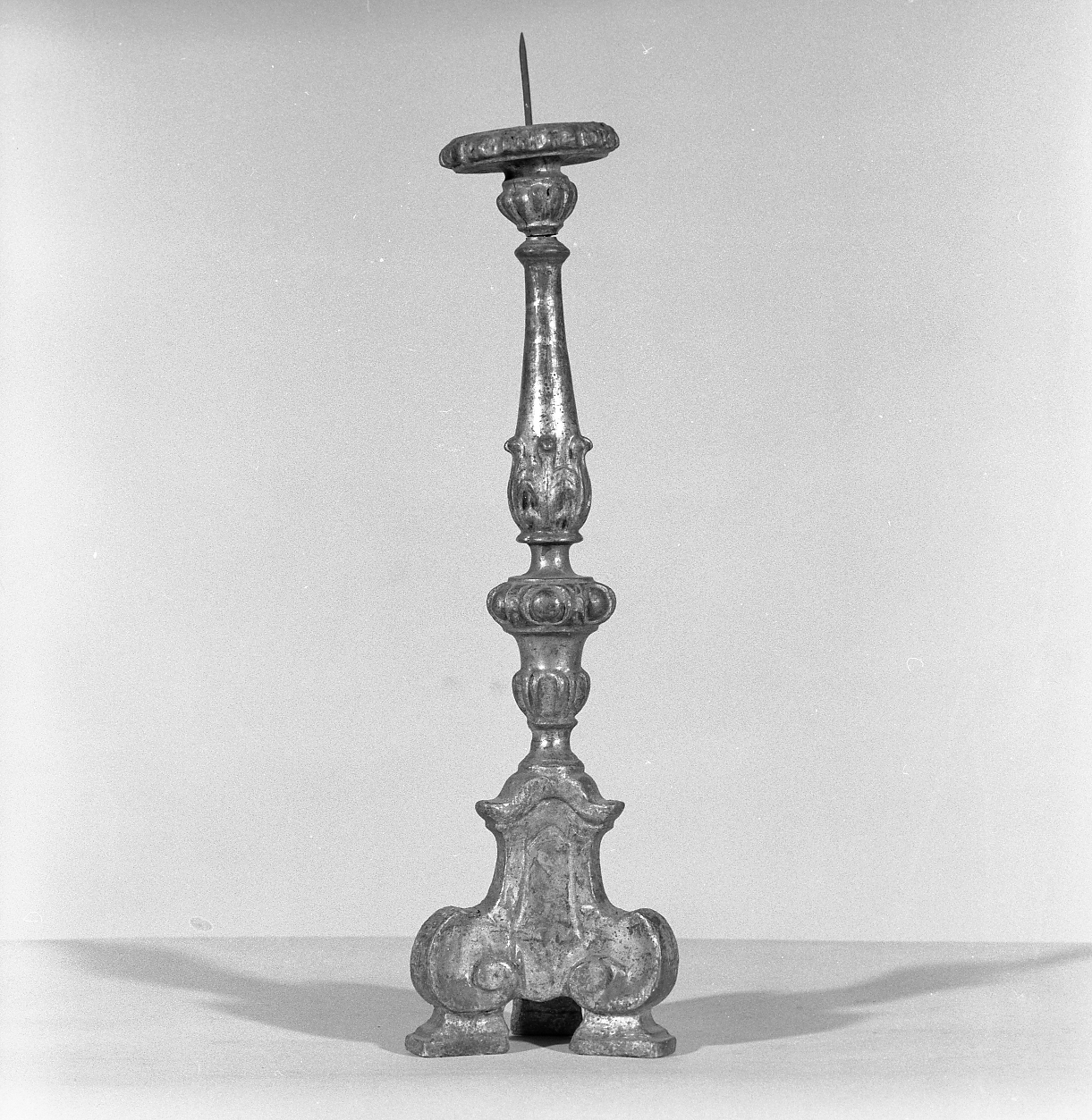 candeliere d'altare, serie - bottega italiana (secc. XVIII/ XIX)