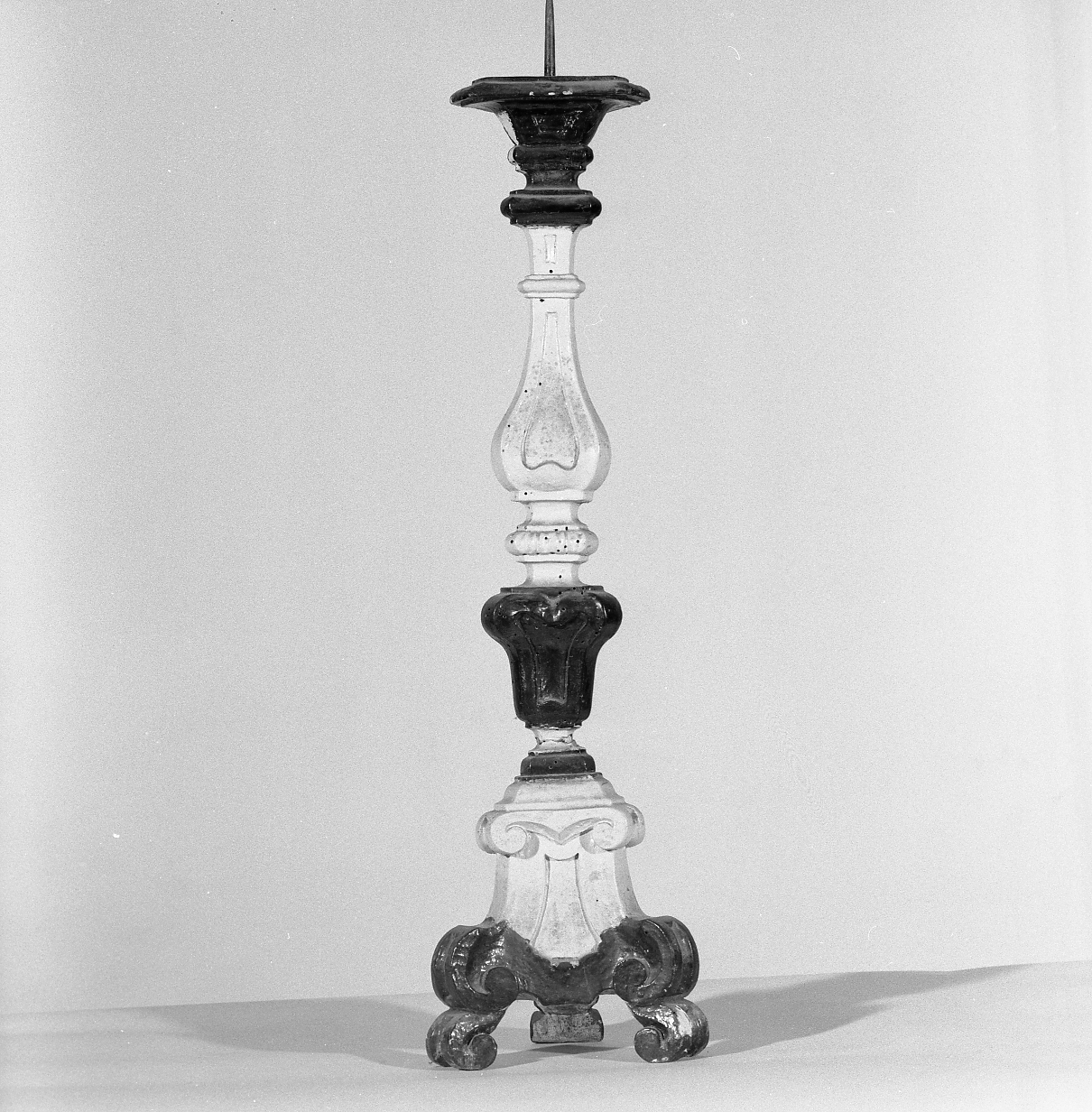 candeliere d'altare, serie - bottega italiana (sec. XVIII)