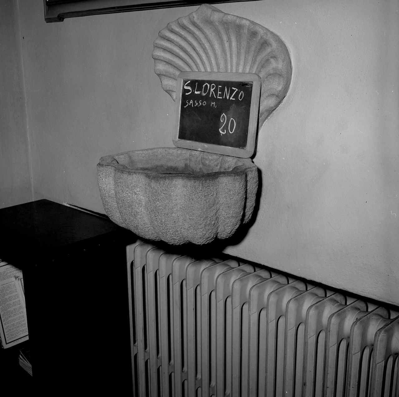 acquasantiera - bottega emiliana (sec. XVII)