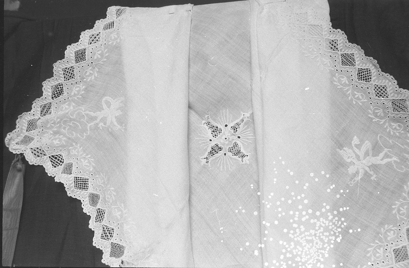 angeli con i simboli della passione/ croce (amitto) - manifattura italiana (?) (sec. XIX)