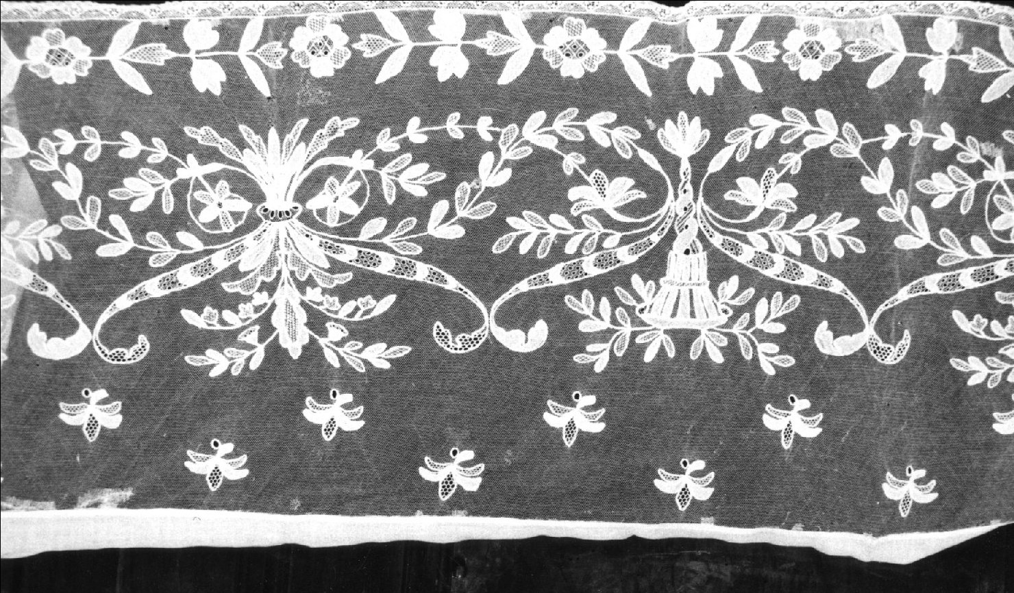 tovaglia d'altare - manifattura bolognese (seconda metà sec. XIX)