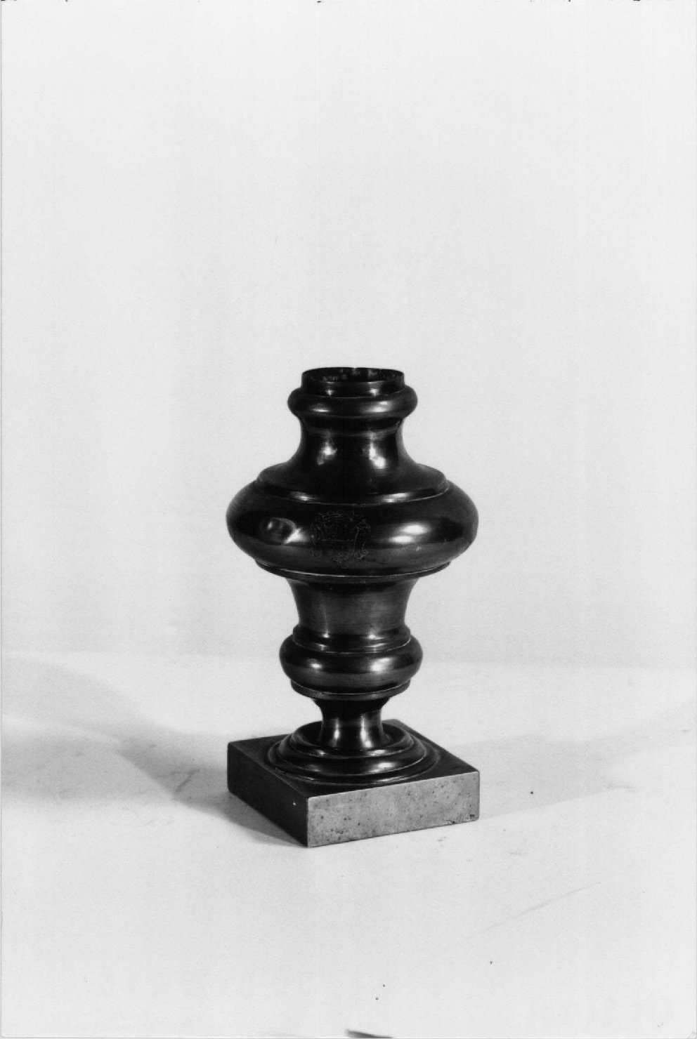 vaso d'altare con composizione floreale - manifattura bolognese (sec. XVIII)