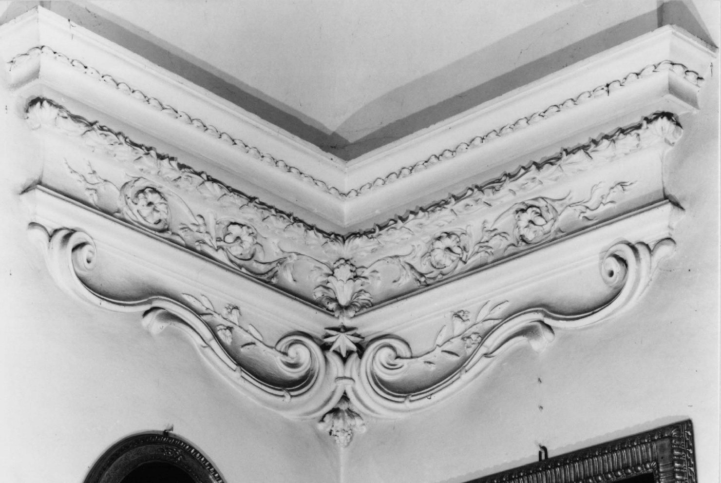 motivi decorativi a girali vegetali (decorazione plastica) - manifattura bolognese (sec. XVII)