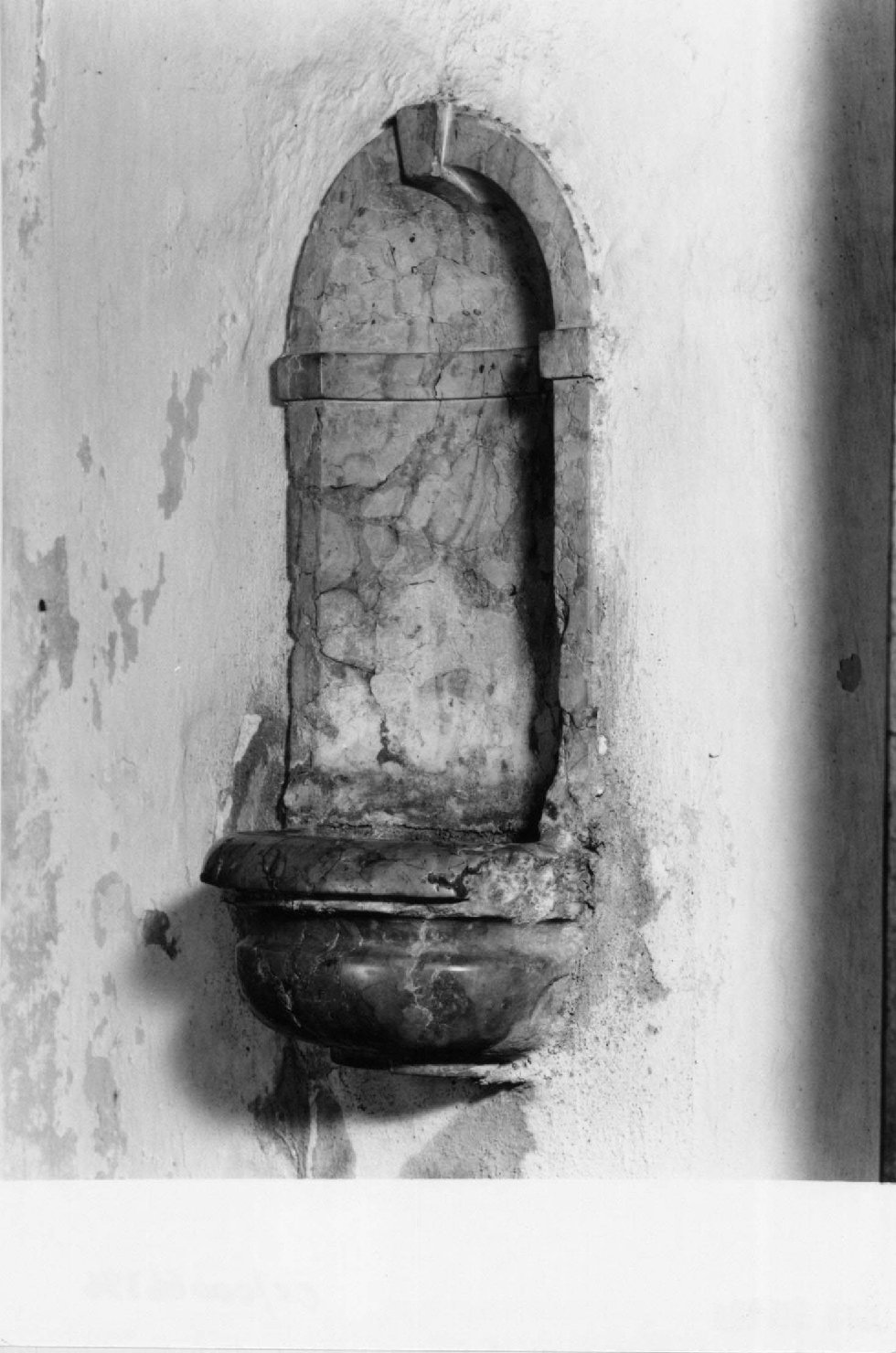 acquasantiera - da parete - manifattura bolognese (sec. XVII)