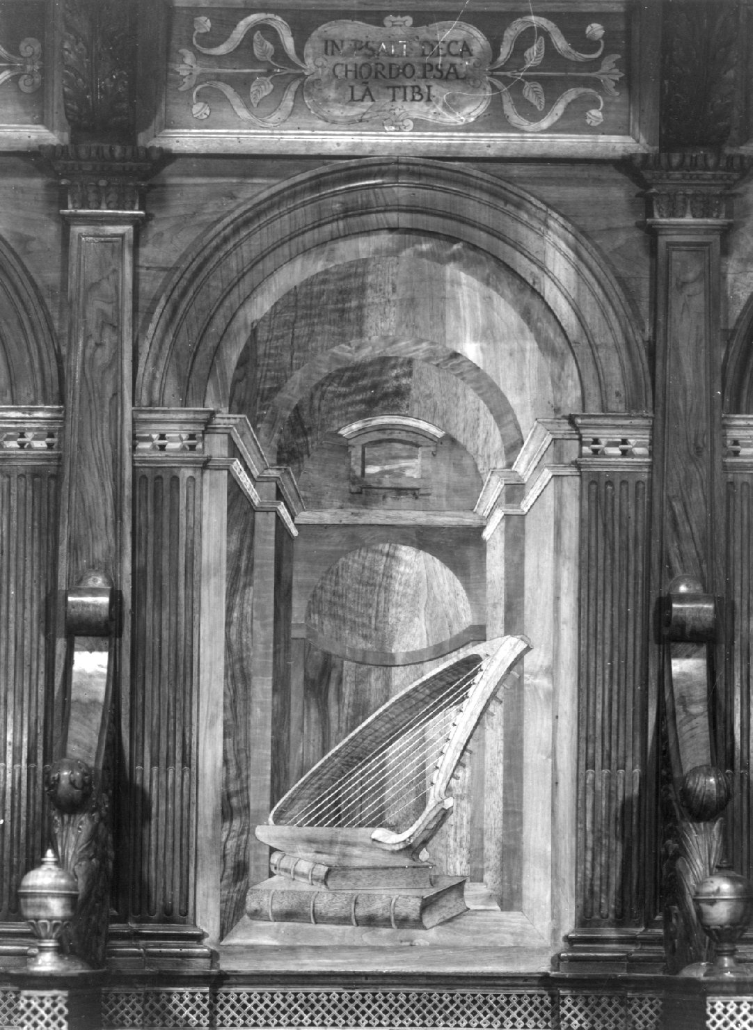 arpa e libri (decorazione a intarsio, elemento d'insieme) di Natali Giovan Battista, Levanti Antonio (sec. XVII)