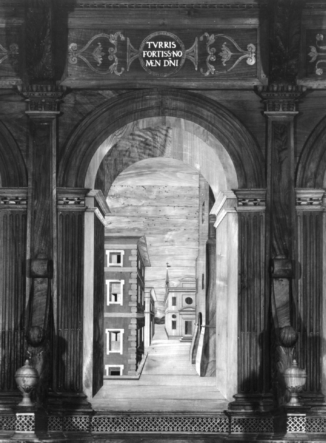 prospettiva di edifici e torre (decorazione a intarsio, elemento d'insieme) di Natali Giovan Battista, Levanti Antonio (sec. XVII)
