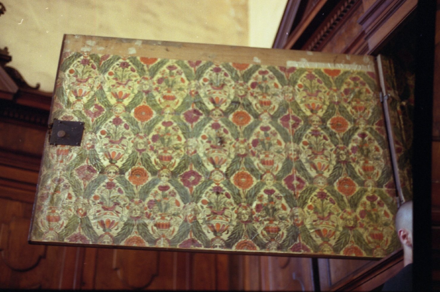 vasi con mazzi di fiori entro ghirlande di foglie (decorazione) - ambito bolognese (?) (sec. XVIII)