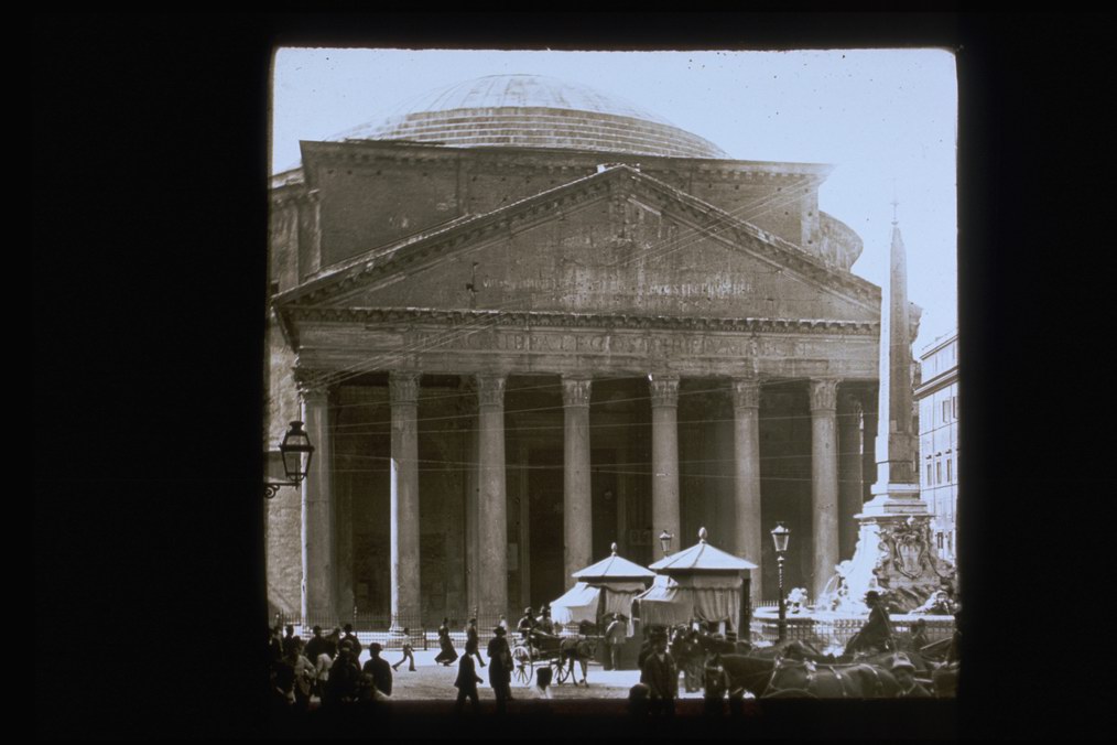 Veduta/ Roma/ Piazza del Pantheon (diapositiva) di Mazo E (ditta) (XIX/ XX)