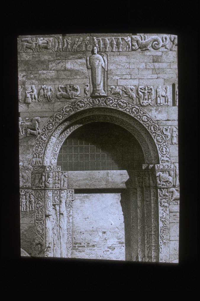 Pavia/ Chiesa di S.Michele/ Portale/ Particolare scultoreo (diapositiva) di Croci, Felice (ditta) - ambito romanico (XX)