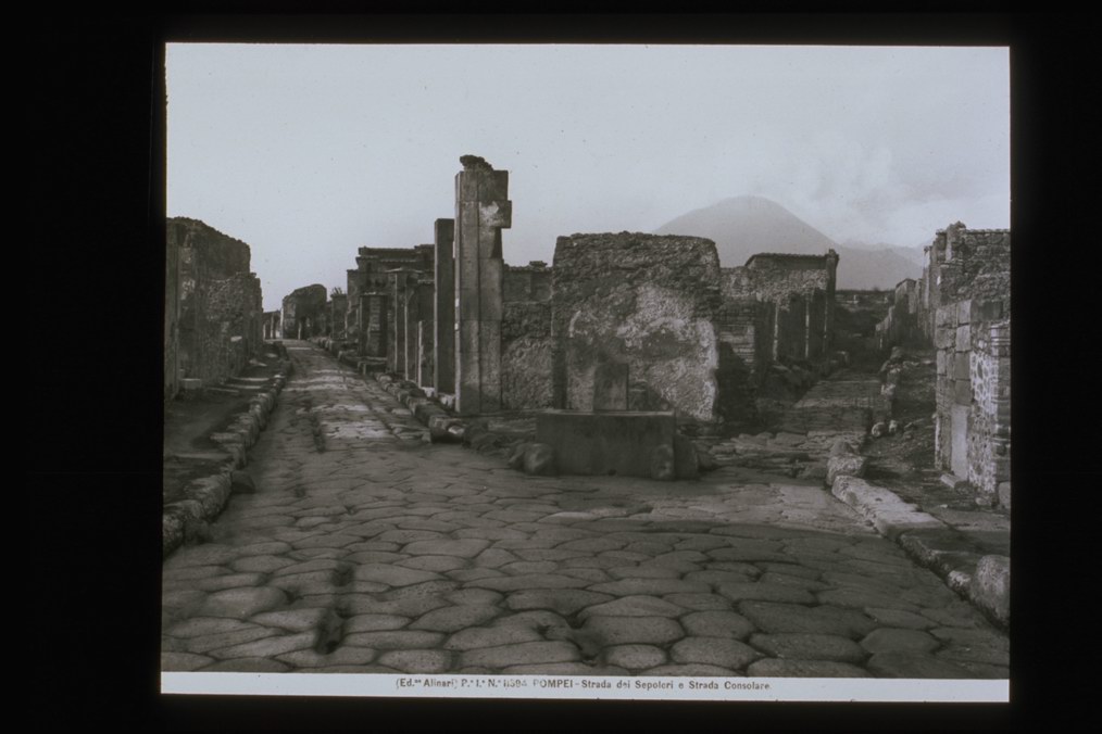 NA/ Pompei/ Strada dei Sepolcri e Strada Consolare (diapositiva) di Alinari, Fratelli (ditta), F.lli Alinari S.p.A. - Istituto di Edizioni Artistiche (ditta) (XX)
