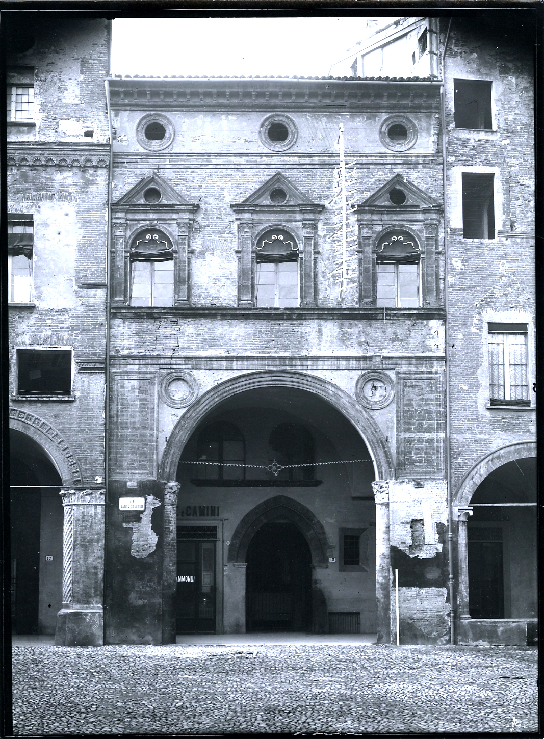Bologna - Architetture - Casa Bovi-Silvestri (negativo) di Premiata Fotografia L. Lanzoni e Figlio, Lanzoni, Giovanni (XX)
