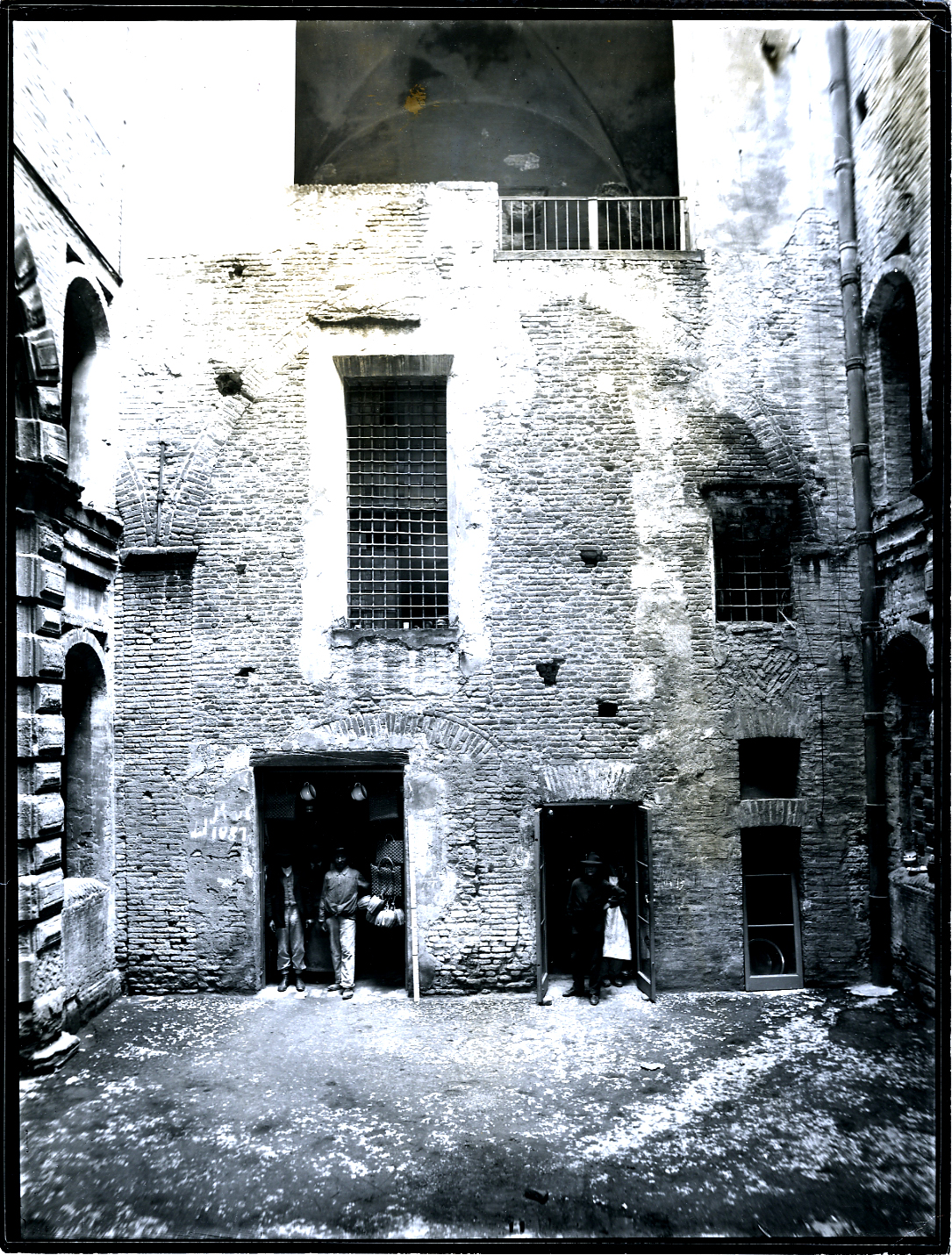 Bologna - Architetture - Restauri XX secolo (negativo) di Premiata Fotografia L. Lanzoni e Figlio (XX)