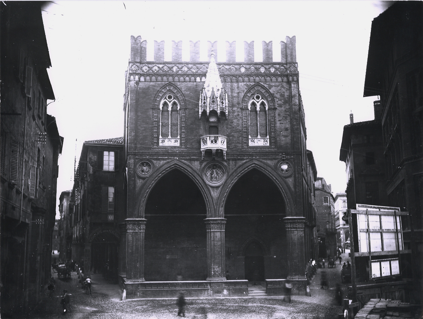 Bologna - Architetture - Palazzo della Mercanzia (negativo) di Premiata Fotografia L. Lanzoni e Figlio, Lanzoni, Giovanni (XX)