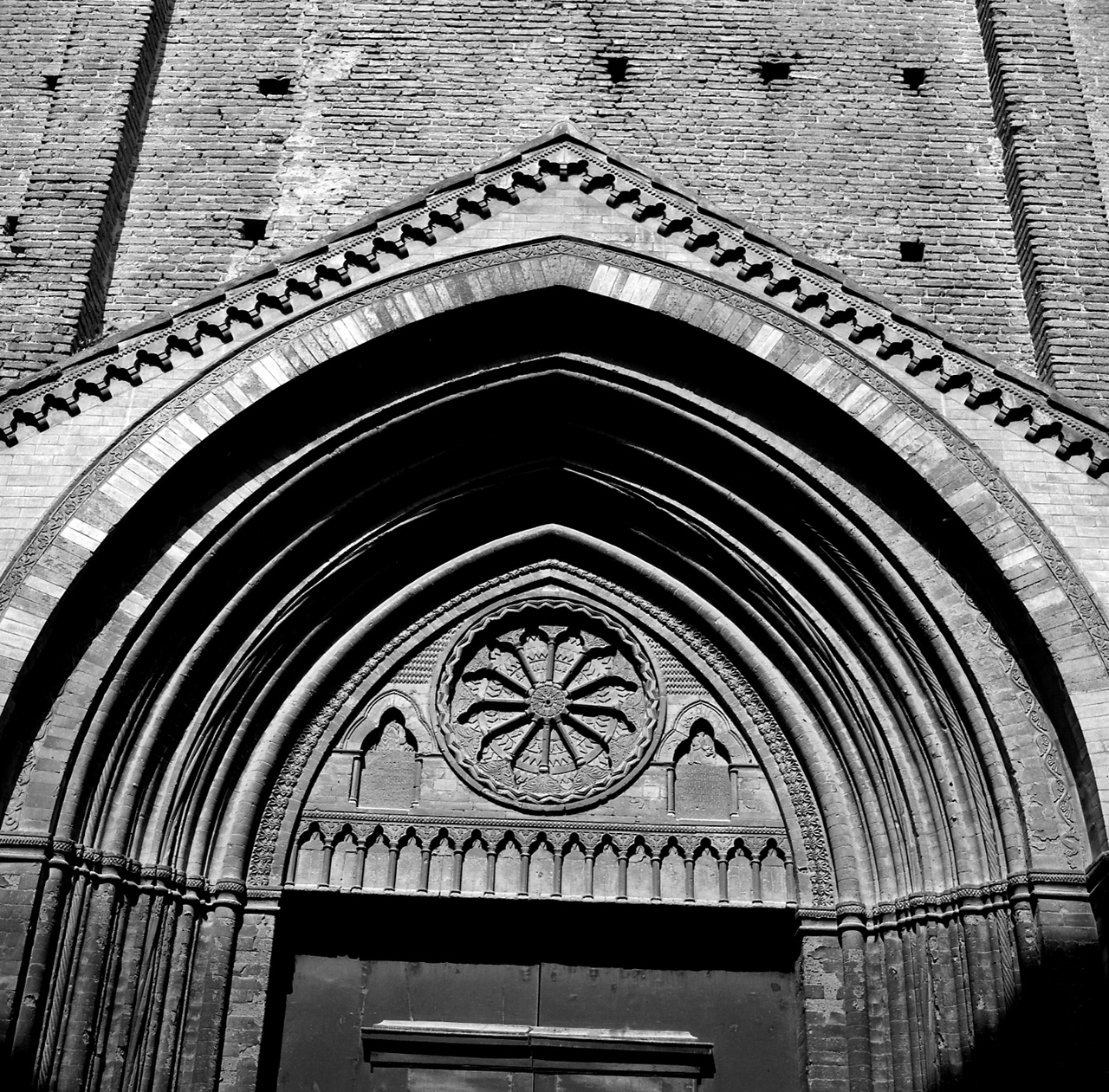 portale - a sesto acuto di Jacopo da Cereto (sec. XIV)