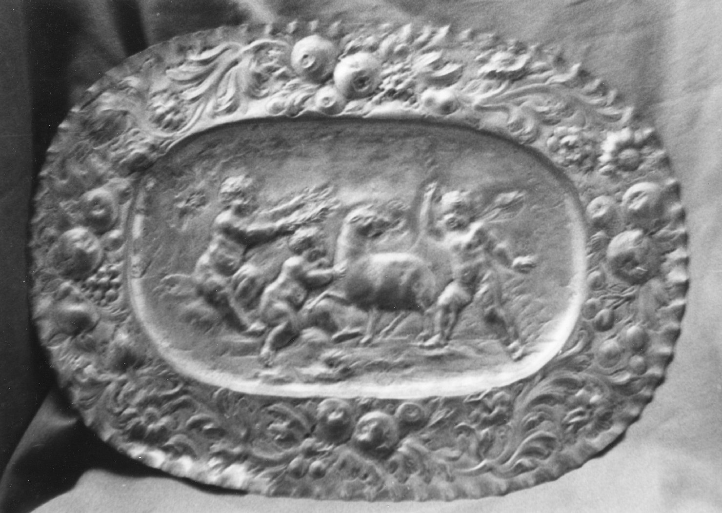 agnello/ putti (bacile) - ambito italiano (sec. XVII)