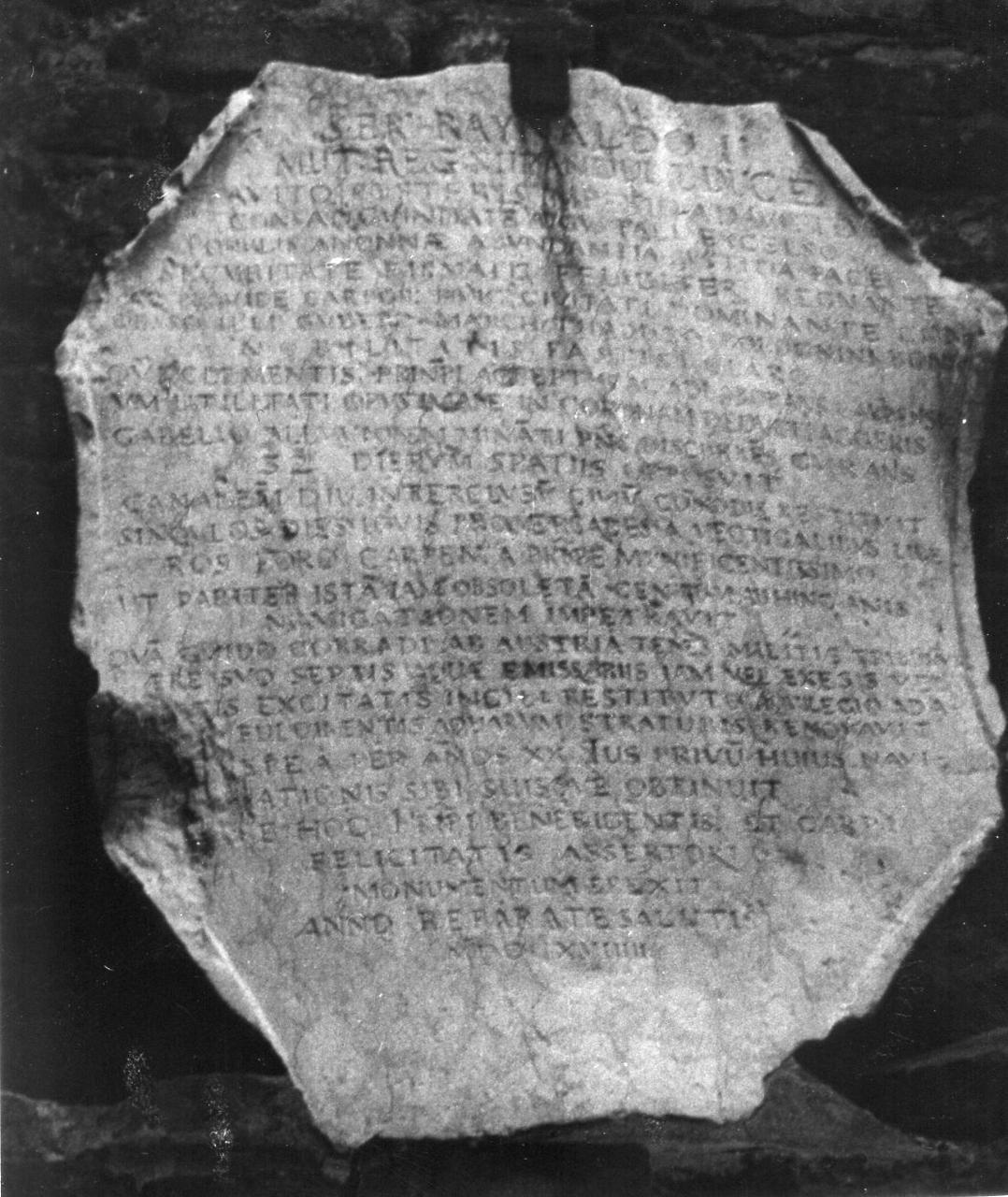 lapide a forma di scudo (scultura) - bottega carpigiana (sec. XVIII)