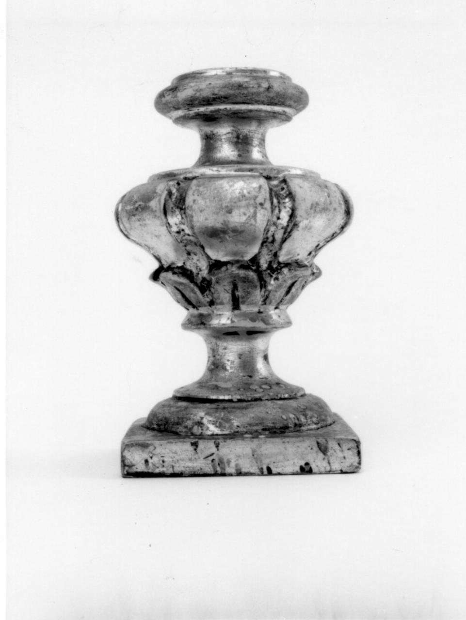 vaso d'altare con composizione floreale, serie - bottega reggiana (sec. XIX)