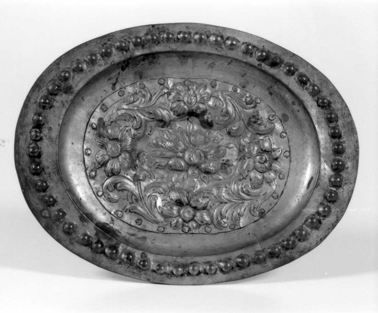 vassoio - bottega italiana (sec. XVII, sec. XIX)