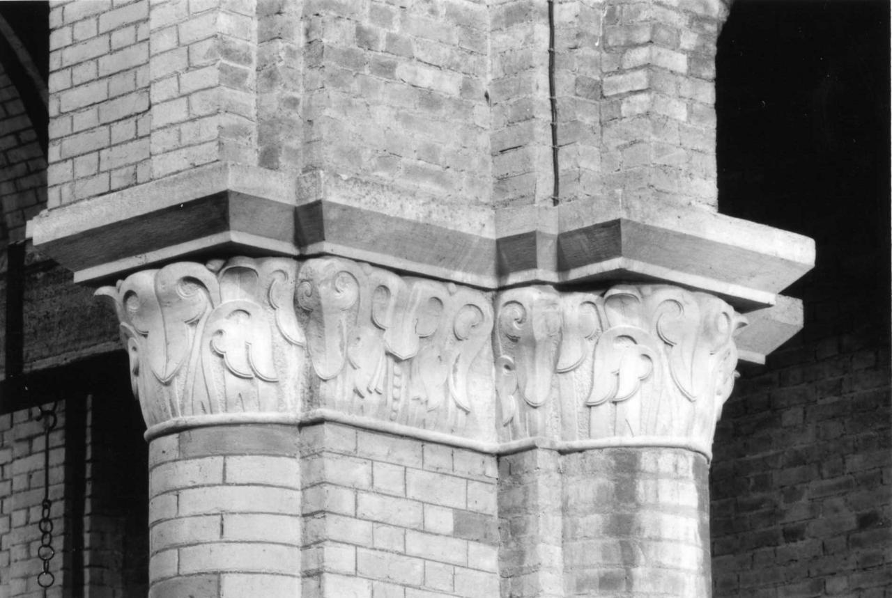 capitello di pilastro, serie - bottega toscana (secondo quarto sec. XX)