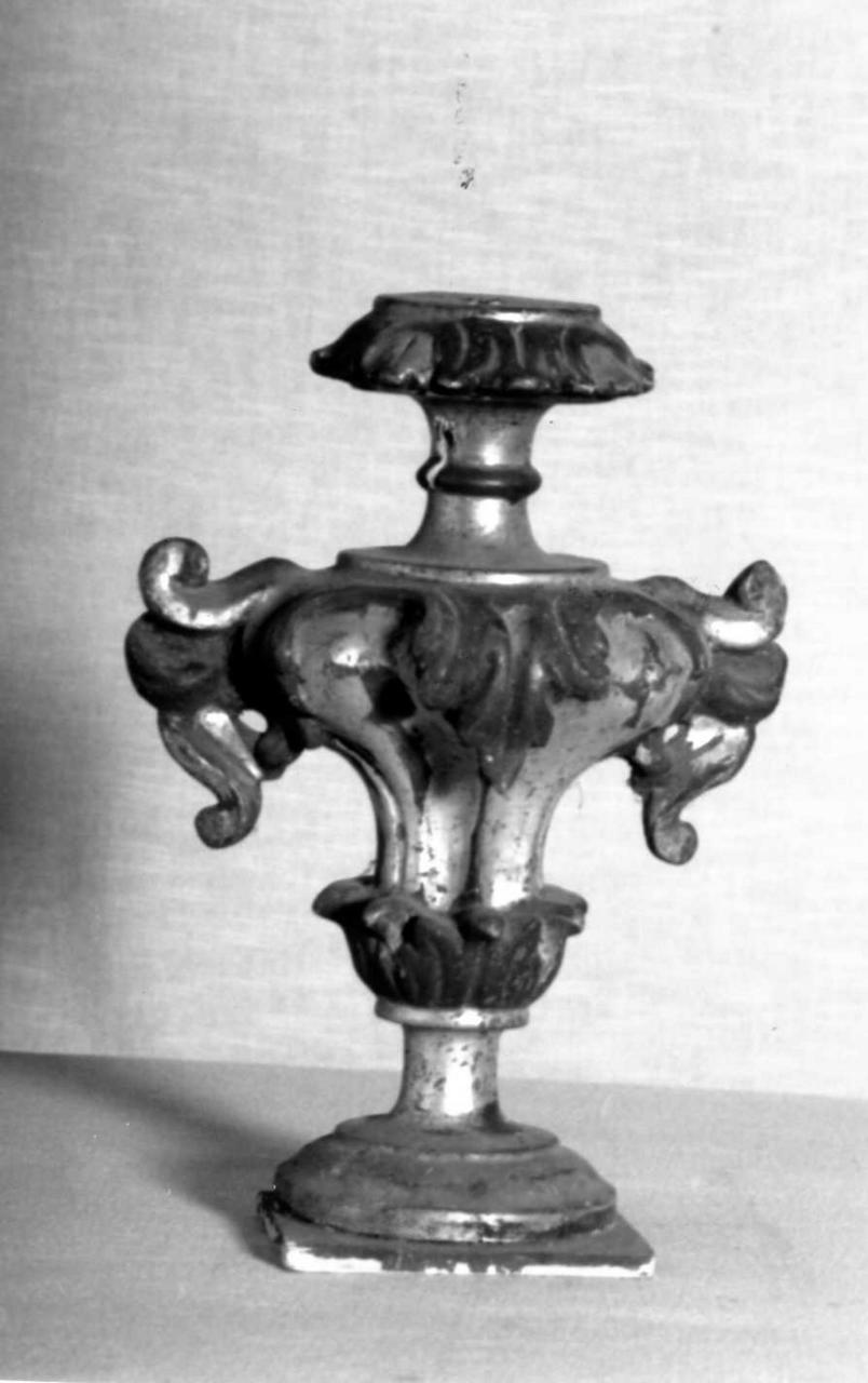 vaso d'altare con composizione floreale, serie - bottega italiana (sec. XVIII)