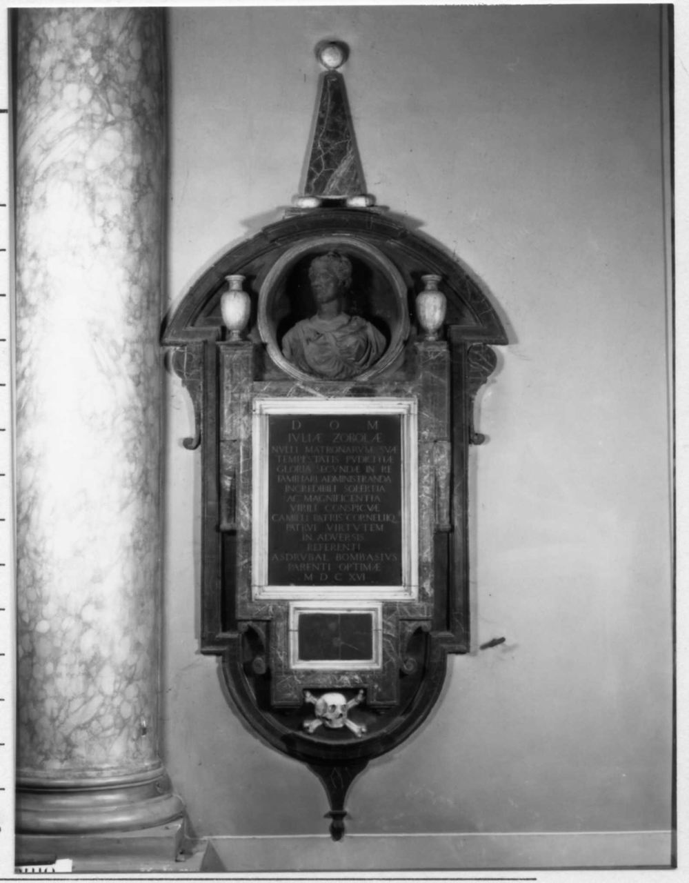 busto ritratto di Giulia Zoboli (monumento funebre - a edicola centinata) di Sogari Prospero detto Clemente (scuola) (primo quarto sec. XVII)