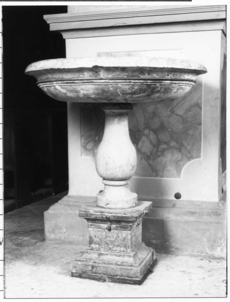 acquasantiera - a fusto, serie - bottega reggiana (primo quarto sec. XVII)