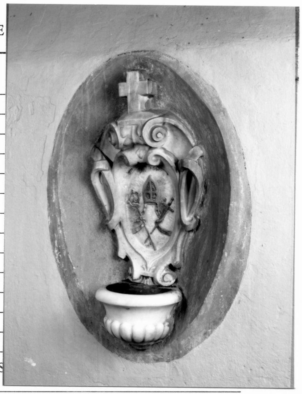 insegne episcopali (acquasantiera da parete) - bottega reggiana (ultimo quarto sec. XVIII, sec. XVIII)