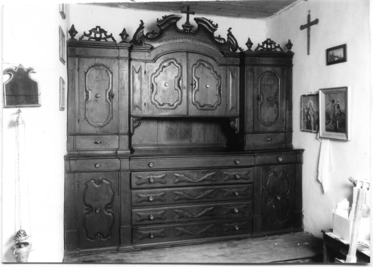 mobile da sacrestia con alzata - bottega emiliana (metà sec. XVII)