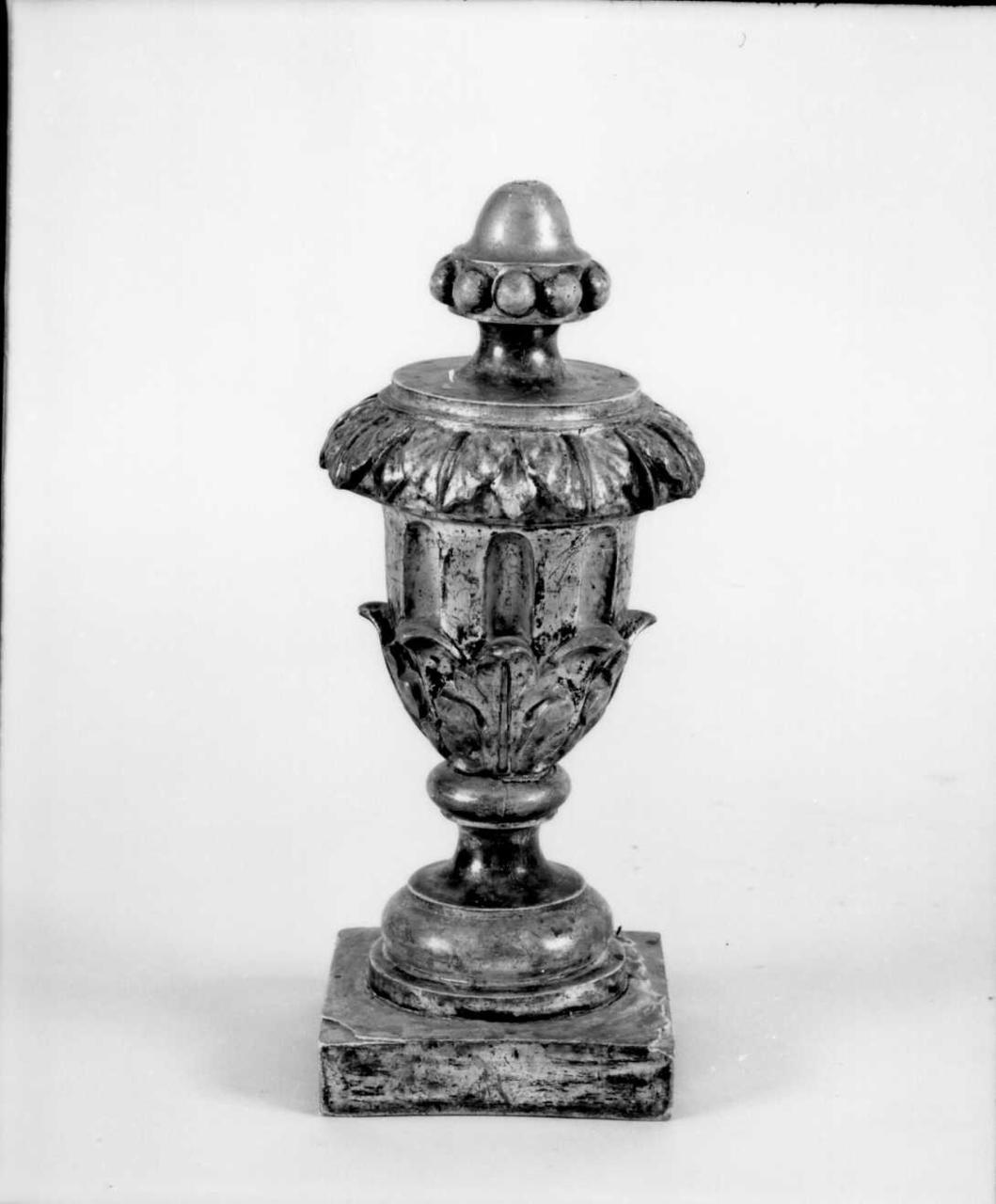 vaso d'altare con composizione floreale, serie - bottega emiliana (seconda metà sec. XVIII)