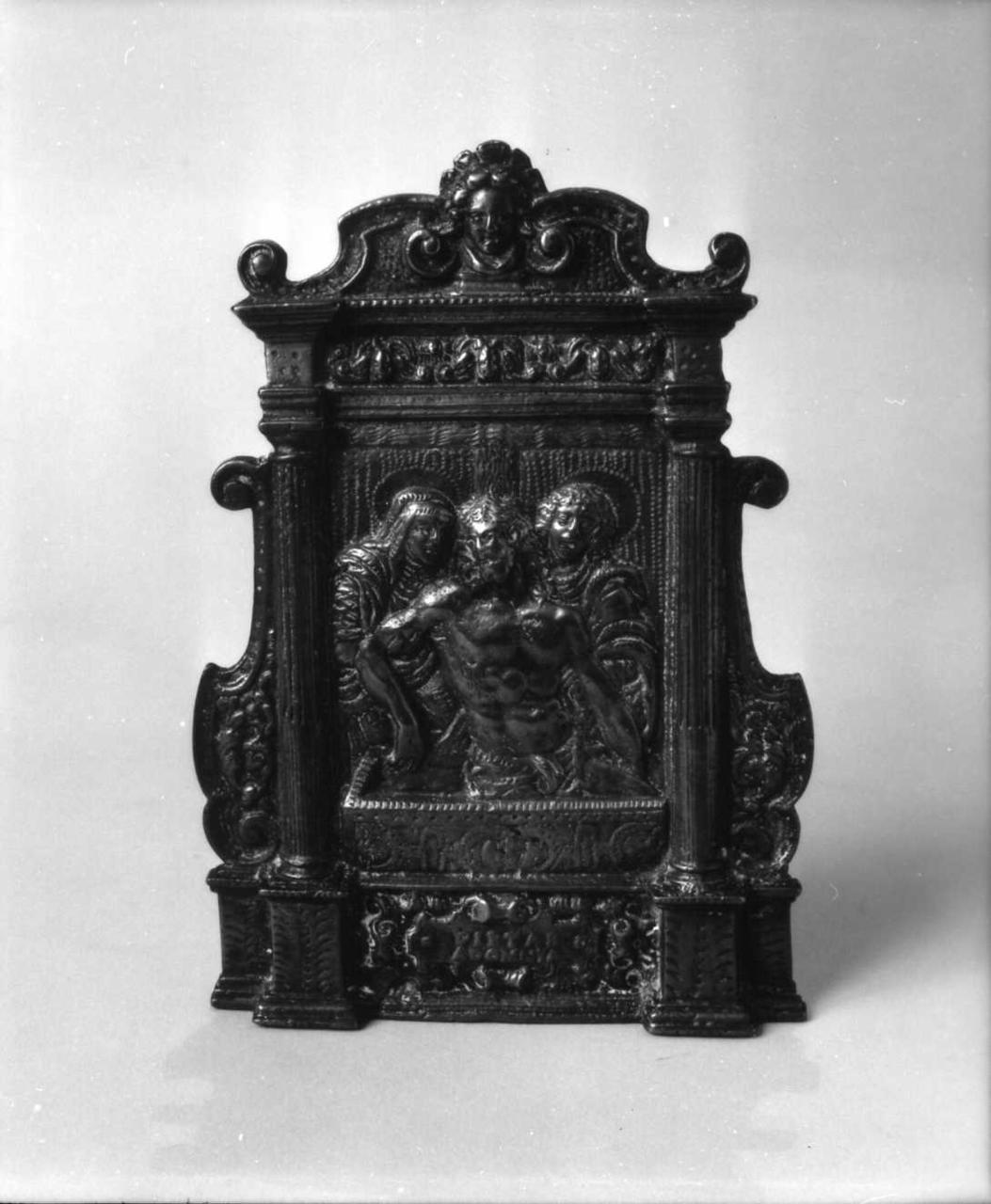 Cristo in pietà tra la Madonna e San Giovanni Evangelista (pace) - bottega emiliana (primo quarto sec. XVII)