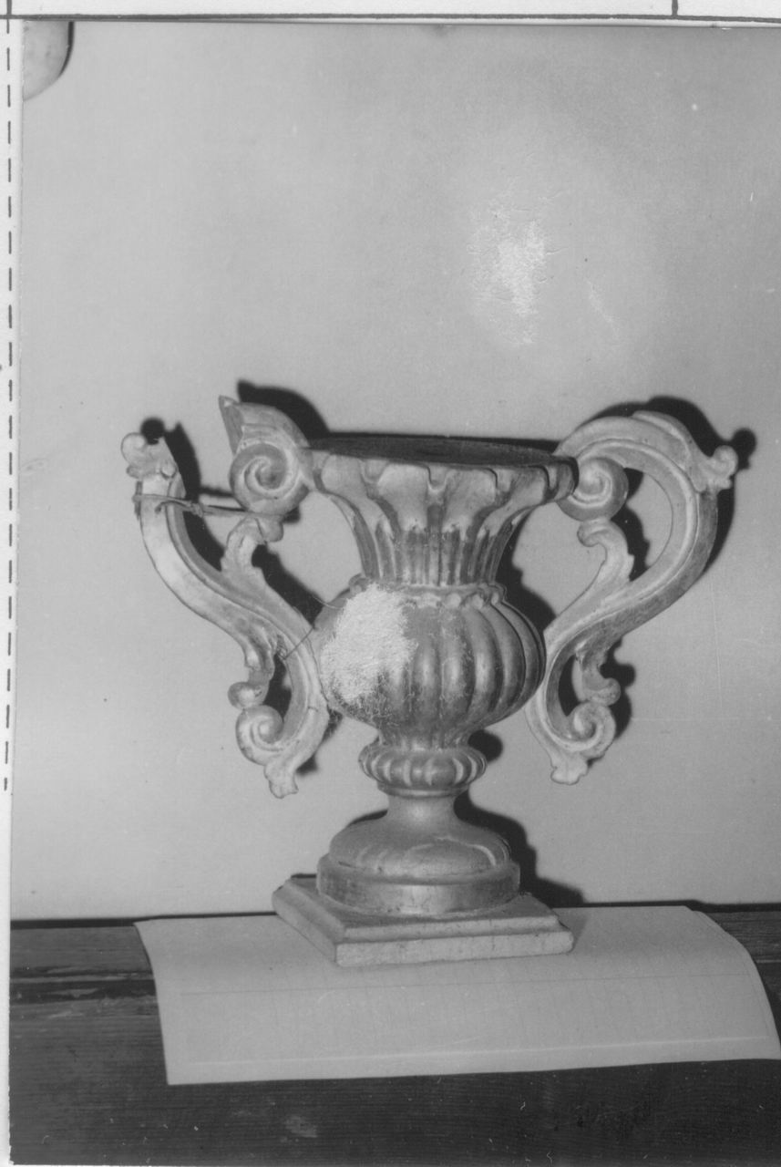 vaso d'altare con composizione floreale, serie - bottega emiliana (seconda metà sec. XVIII)