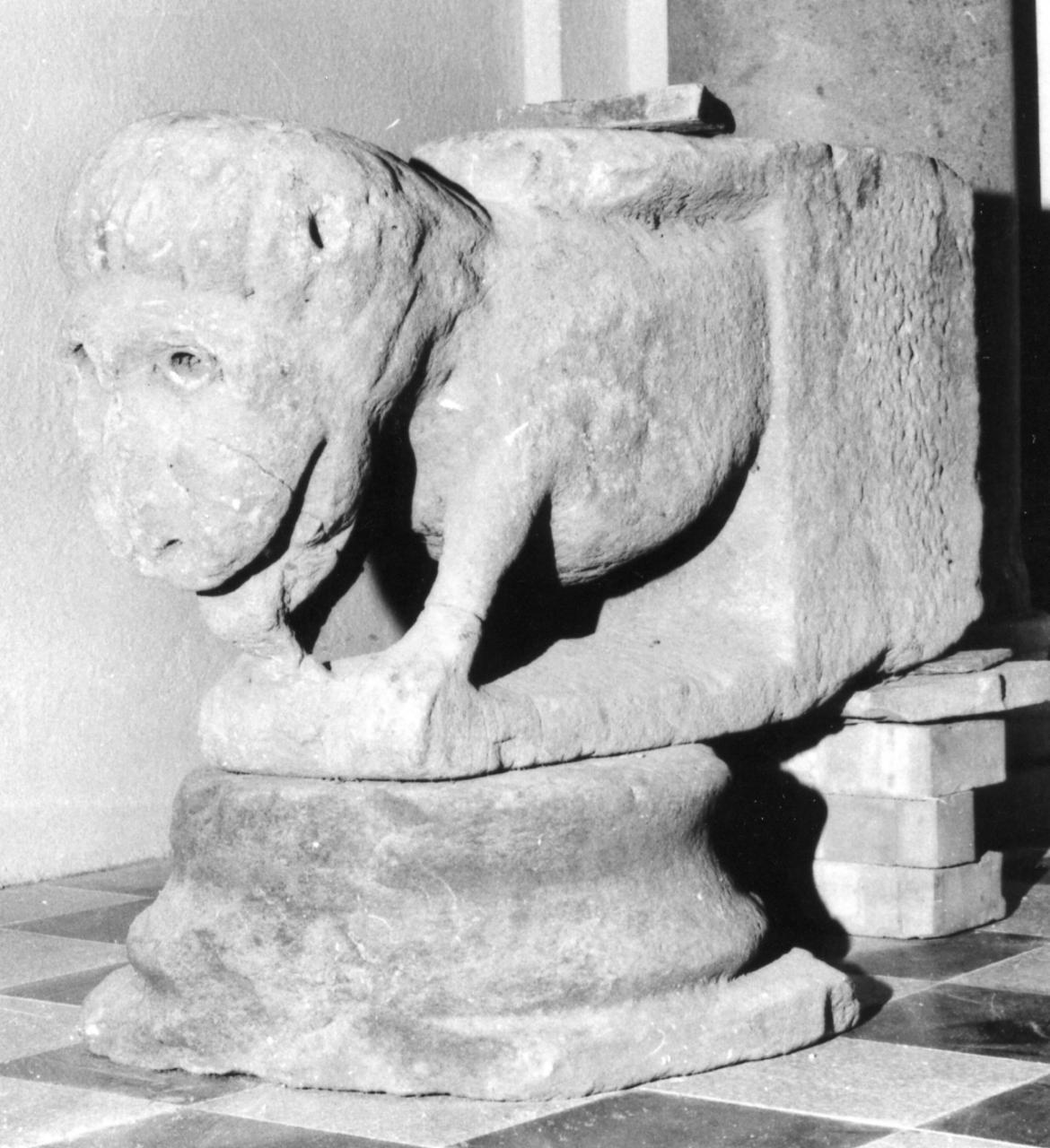 leone stiloforo (scultura) - bottega modenese (inizio sec. XIII)