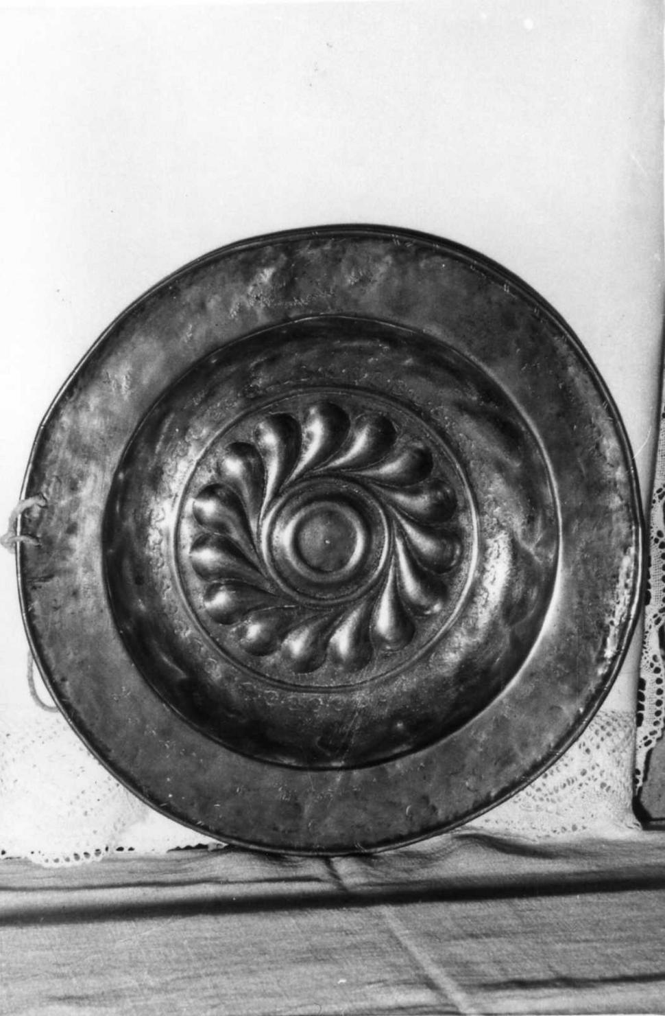 piatto per elemosine - bottega tedesca (inizio sec. XVI)