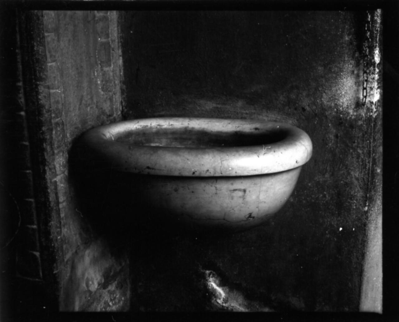 acquasantiera da parete - bottega emiliana (inizio sec. XX)