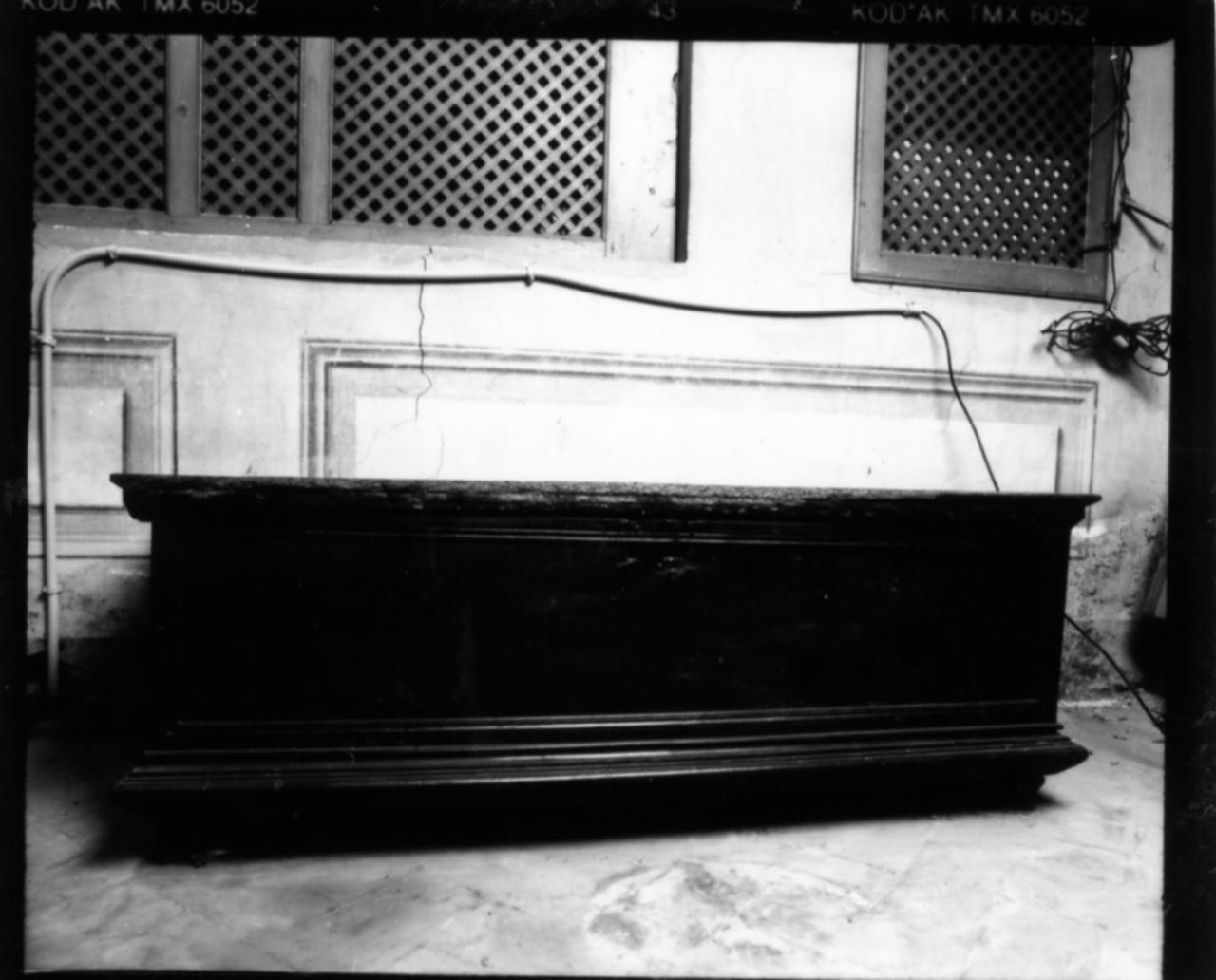 cassapanca - bottega emiliana (prima metà sec. XVII)