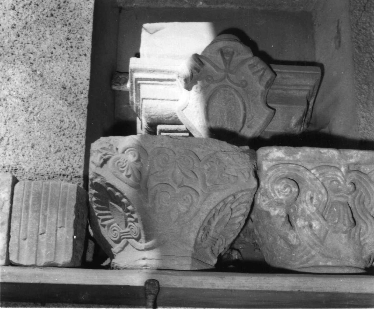 decorazione plastica, frammento - bottega modenese (secc. XVI/ XVII)