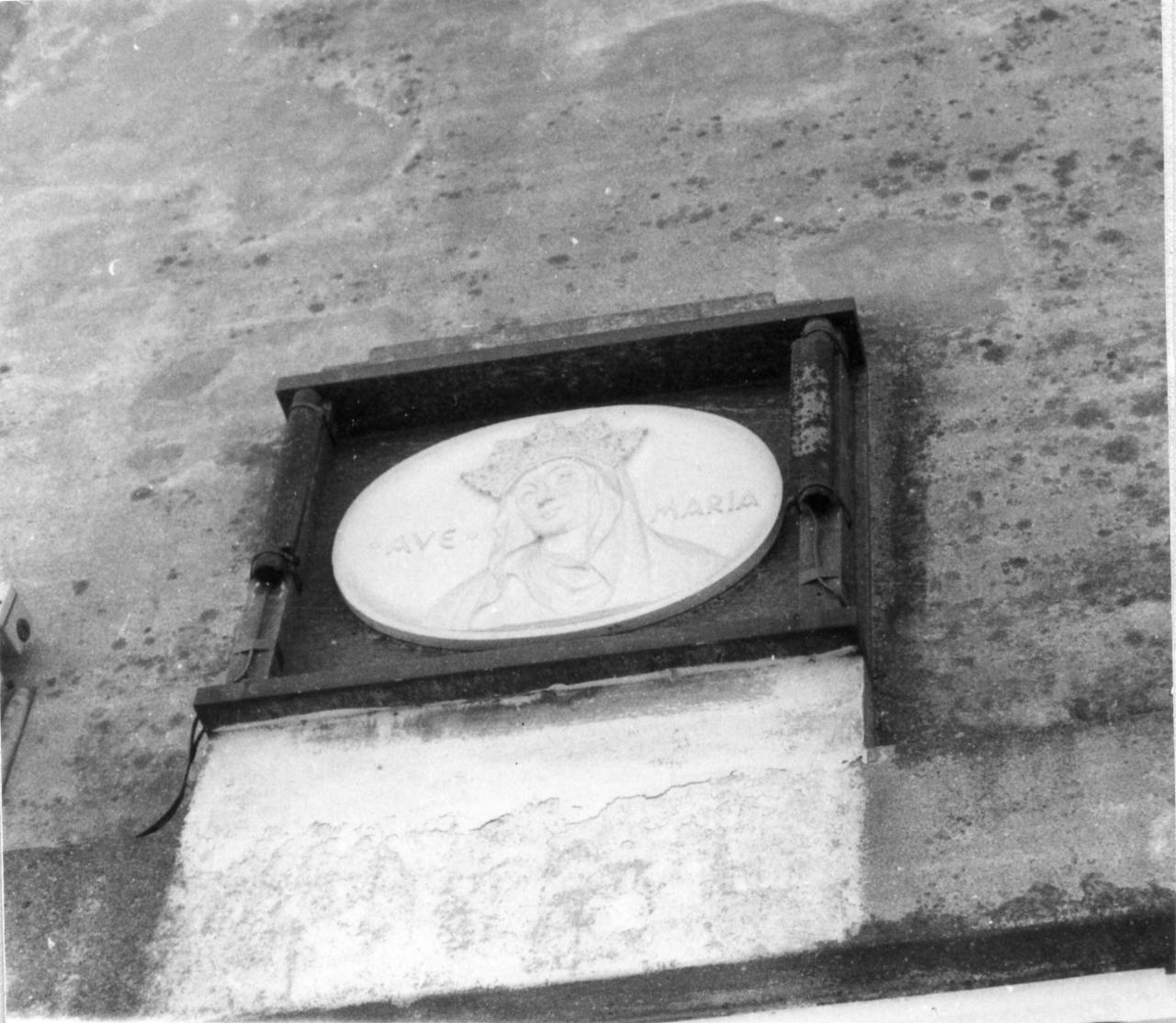 Madonna dell'Aiuto, Madonna (scultura) di Adani Carmela (sec. XX)