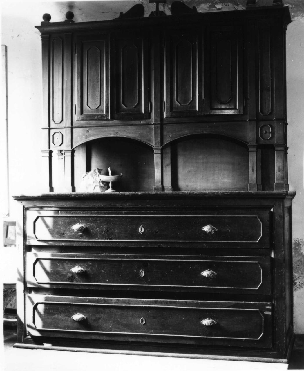 mobile da sacrestia con alzata - bottega carpigiana (fine sec. XIX)