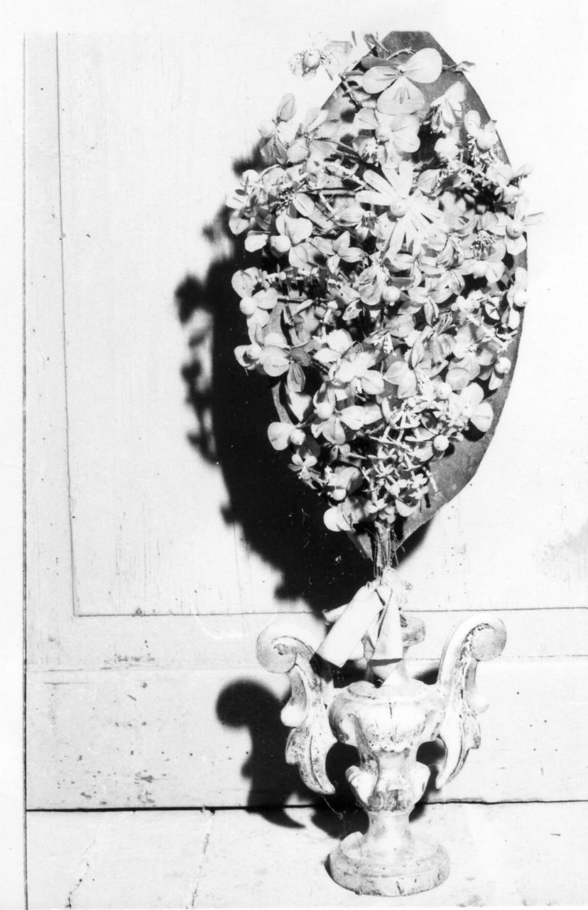 vaso d'altare con composizione floreale, serie - bottega emiliana (fine/inizio secc. XVIII/ XIX)