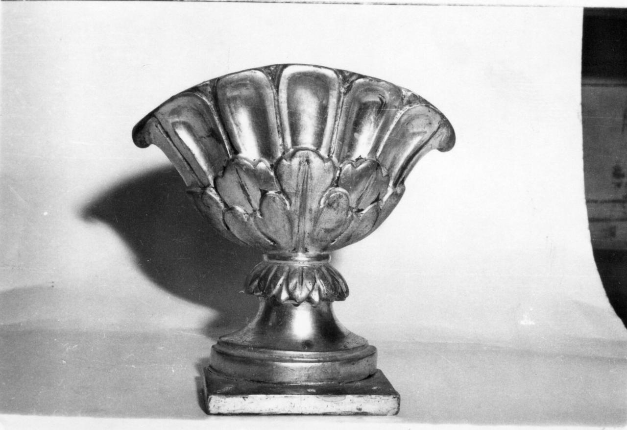 vaso d'altare con composizione floreale, serie - bottega emiliana (inizio sec. XIX)