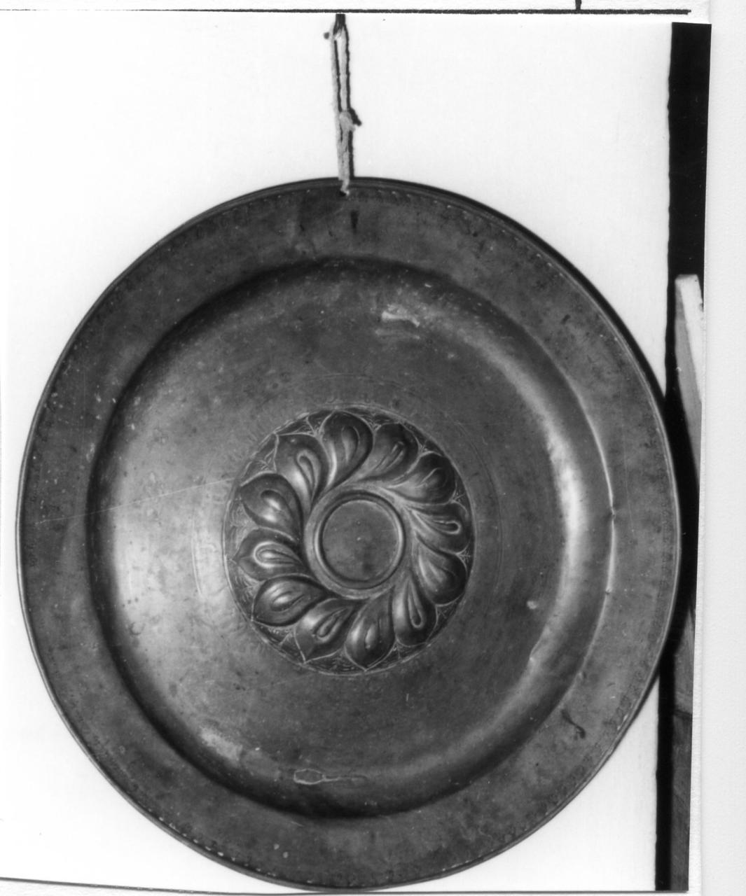 bacile - bottega fiamminga (seconda metà sec. XVI)