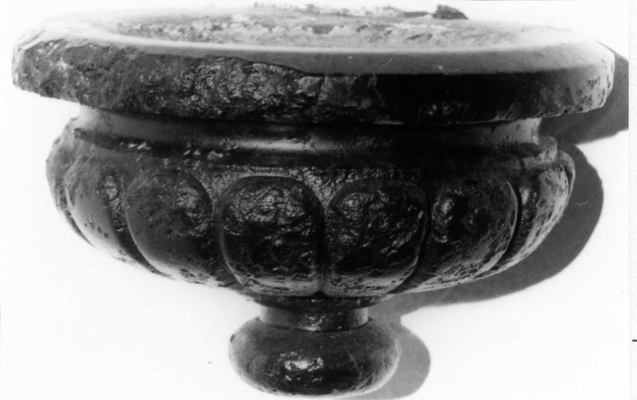 acquasantiera da parete - bottega modenese (inizio sec. XVII)