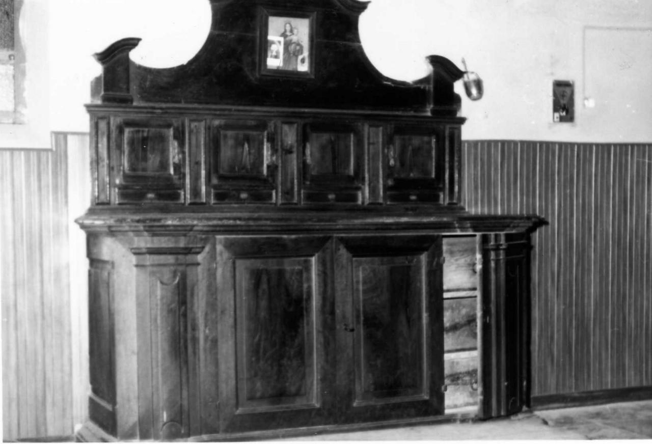mobile da sacrestia con alzata - bottega reggiana (fine/inizio secc. XVII/ XVIII)