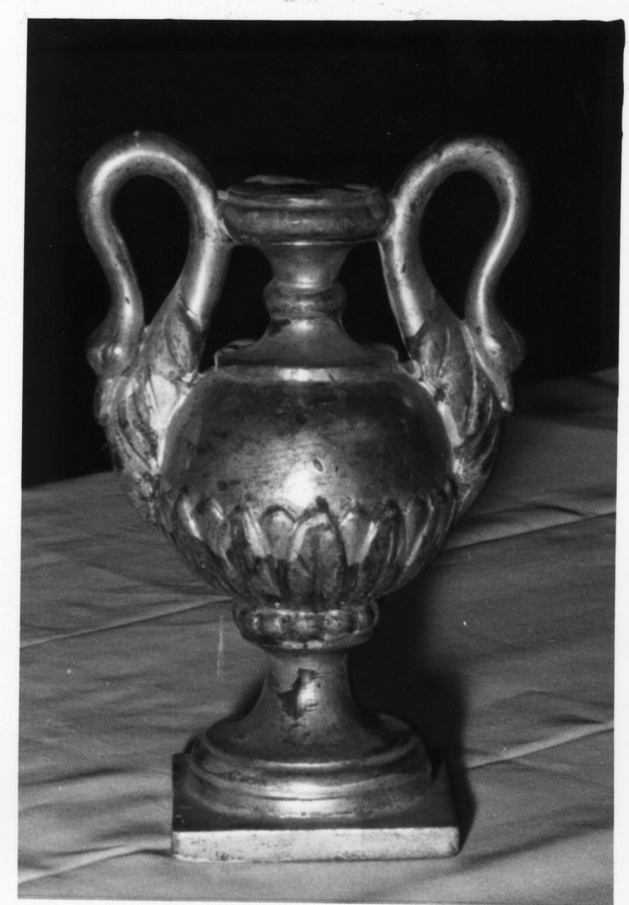 vaso d'altare con composizione floreale, serie - bottega emiliana (prima metà sec. XIX)