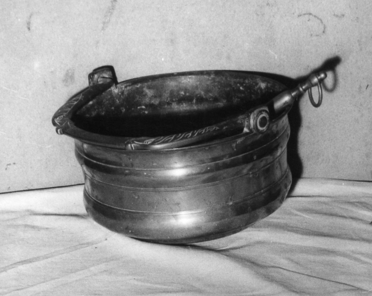 secchiello per l'acqua benedetta - bottega reggiana (sec. XVII)