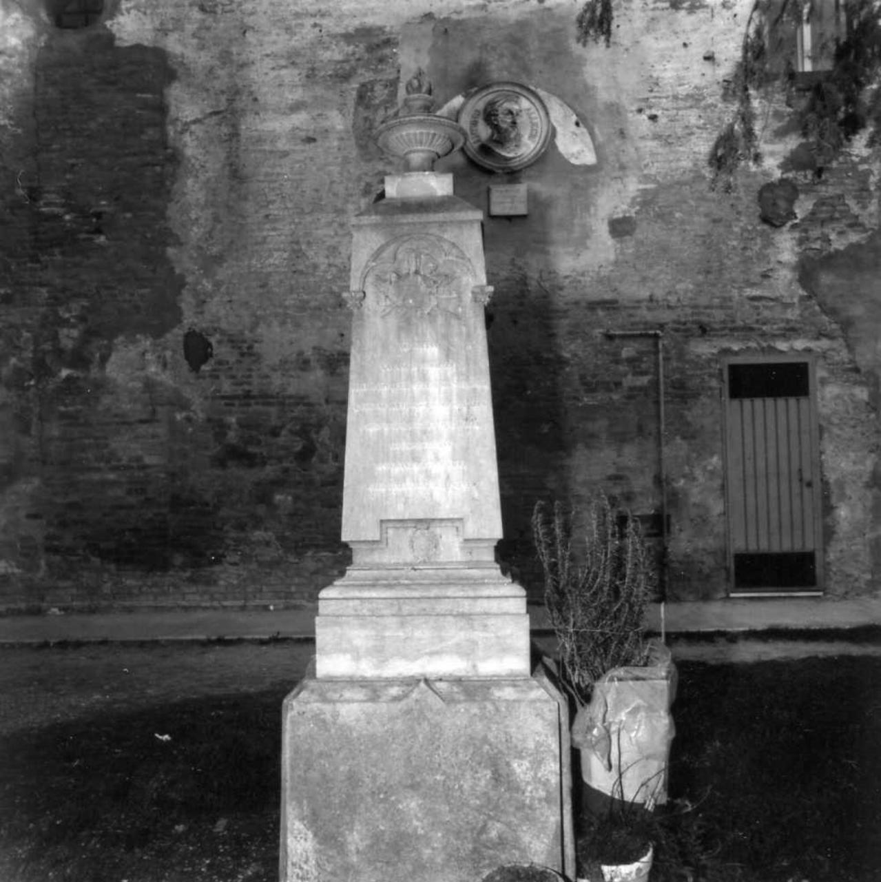 cippo - bottega reggiana (seconda metà sec. XIX)