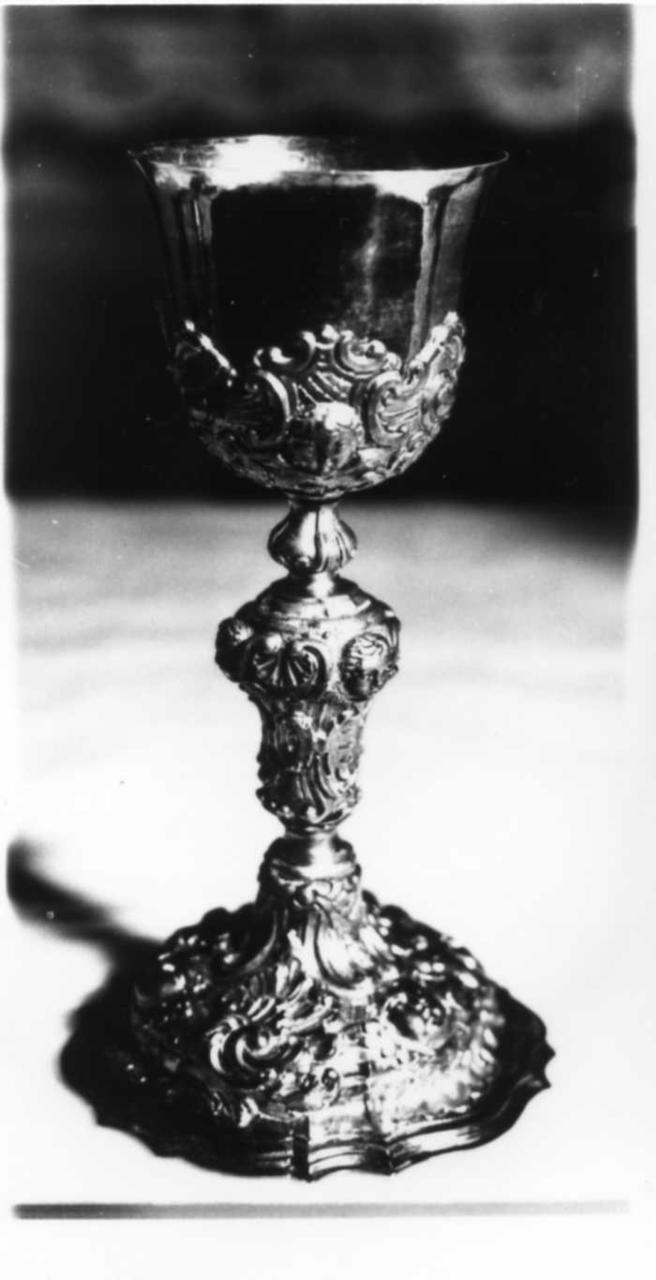motivi decorativi a conchiglia e ovoli (calice) - bottega emiliana (sec. XVIII)